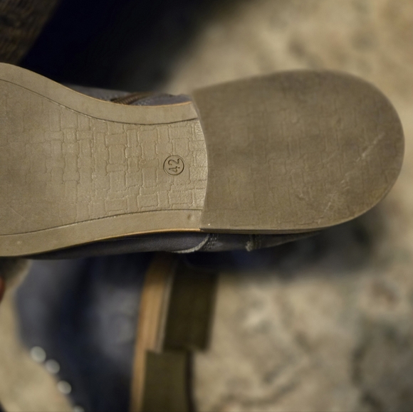 MJUS Art Silver Button Leather Ankle Boots - Picture 7 of 14